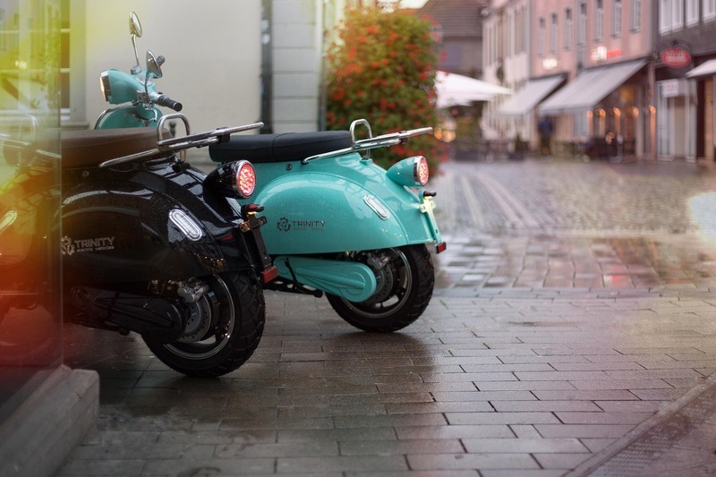 scooters electriques noir et vert